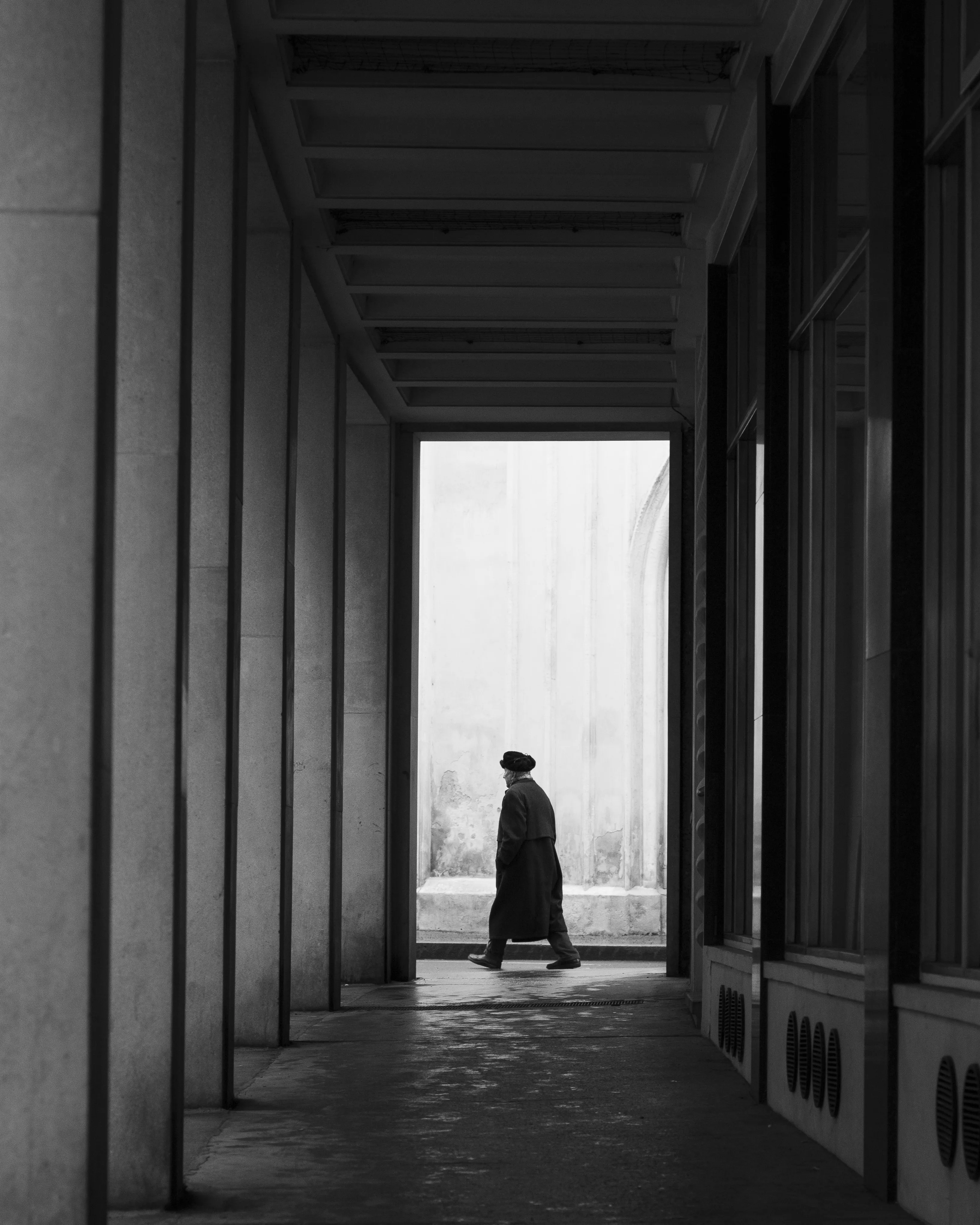 Black and white street photograph in Vienna